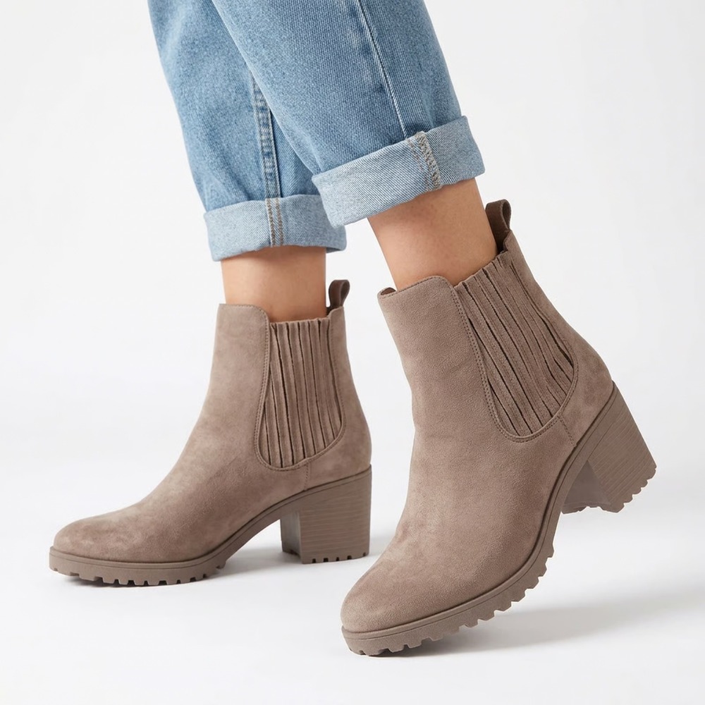Qupid Womens Taupe Faux Suede Ribbed Chelsea Lug Sole Block Heel Ankle Boots 10